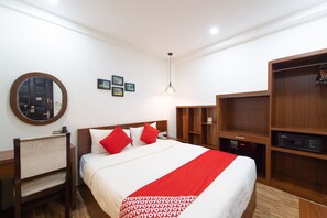 Escritorio, wifi gratis y ropa de cama 