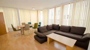 Apartment (Zell City) | Wohnzimmer | Flachbildfernseher