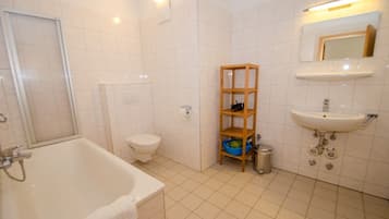 Apartment (Zell City) | Bathroom | Bathtub, hair dryer, towels