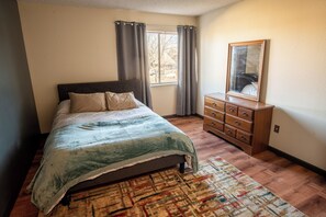 3 bedrooms, iron/ironing board, WiFi, bed sheets