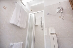 Elite Quadruple Room, Garden View | Bathroom | Shower, free toiletries, hair dryer, bathrobes - La Piaggia (Assisi)