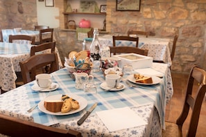 Desayuno de cocina local incluido todos los días