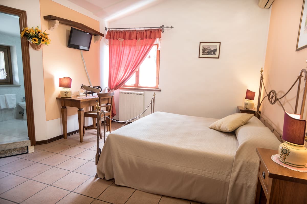 Tripla Design, vista città | 1 camera, biancheria da letto ipoallergenica, con stile personalizzato