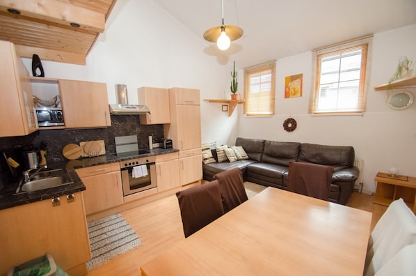 Appartement (3-Room-Maisonette) | Repas dans la chambre