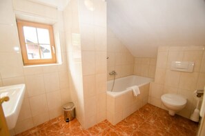 Apartment (3-Room-Maisonette) | Bathroom | Bathtub, hair dryer, towels - Apartment 3-room-maisonette (Zell am See)