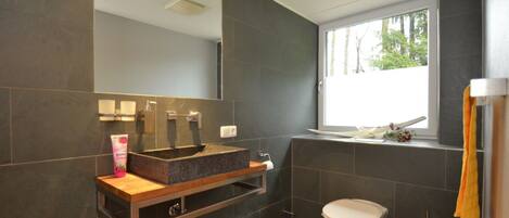 Appartement (TOP 1, incl. 60⏠+ 12⏠pp service fee) | Salle de bain | Douche, séchoir à cheveux, serviettes fournies