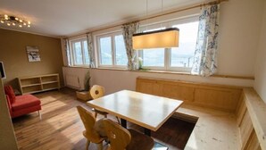 Leilighet, 2 soverom, fjellutsikt | Spiseområde på rommet