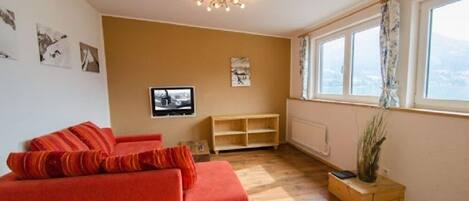 Apartment, 2 Bedrooms, Mountain View | Living area