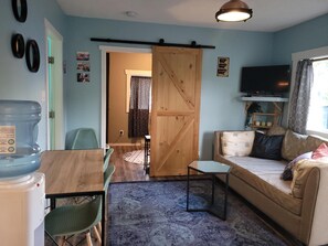 Téléviseur connecté, lecteur de DVD, livres, sélection de films