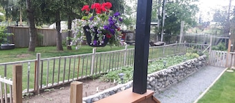 Adorable Cottage. Hot Tub, BBQ, Propane firepit. Queen bed, bunk beds. Sleeps 5.