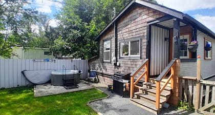 Adorable Cottage. Hot Tub, BBQ, Propane firepit. Queen bed, bunk beds. Sleeps 5.