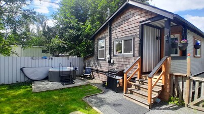 Adorable Cottage. Hot Tub, BBQ, Propane firepit. Queen bed, bunk beds. Sleeps 5.