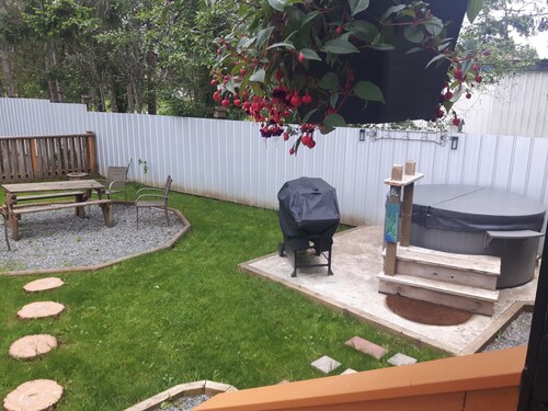 Adorable cottage retreat. Unwind in the private hot tub, enjoy a BBQ, and 🔥 pit
