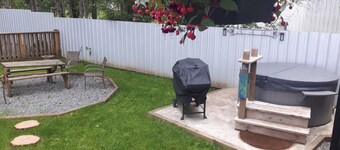Adorable cottage retreat. Unwind in the private hot tub, enjoy a BBQ, and 🔥 pit