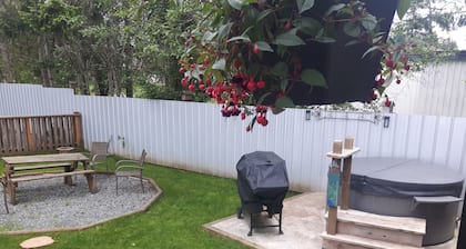 Adorable cottage retreat. Unwind in the private hot tub, enjoy a BBQ, and 🔥 pit