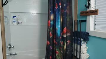 Ensemble douche/baignoire, articles de toilette écologiques