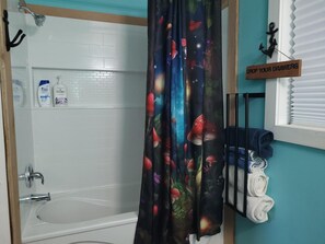 Ensemble baignoire-douche, articles de toilette écologiques