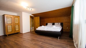 House, Multiple Bedrooms, Mountain View (incl. 250€ + 12€ pp service fee) | 7 bedrooms, desk, iron/ironing board, cribs (surcharge) - Holiday House Auer Kaprun (Kaprun)