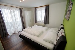Huis, meerdere slaapkamers, uitzicht op bergen (incl. 250€ + 12€ pp service fee) | 7 slaapkamers, een bureau, een strijkplank/strijkijzer