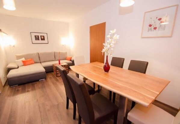 Apartamento, 1 habitación | Zona de estar | Una televisión de pantalla plana