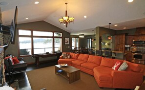 Televisión de pantalla plana, chimenea, libros