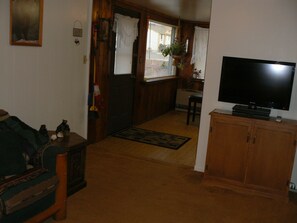 Télévision, lecteur de DVD, livres, vidéothèque
