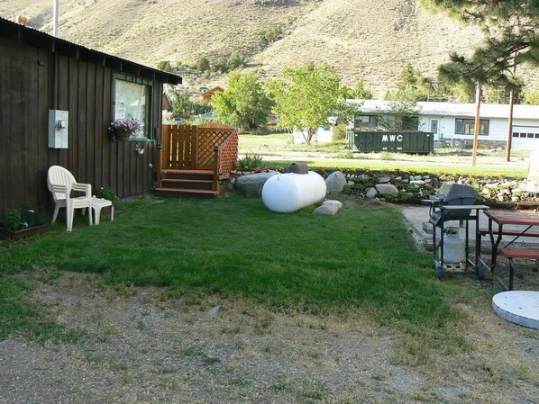 Outdoor dining - All the Comforts Of Home Surrounded By The Rocky Mtns. & Yellowstone Park (Gardiner)