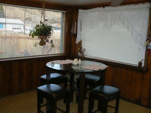 Dining - All the Comforts Of Home Surrounded By The Rocky Mtns. & Yellowstone Park (Gardiner)