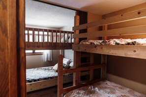 3 habitaciones, cuna de viaje y ropa de cama 