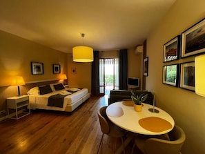 Junior Suite Apartment | Roupas de cama premium, camas Select Comfort, cofres nos quartos