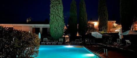 시즌별로 운영되는 야외 수영장, 수영장 파라솔, 일광욕 의자