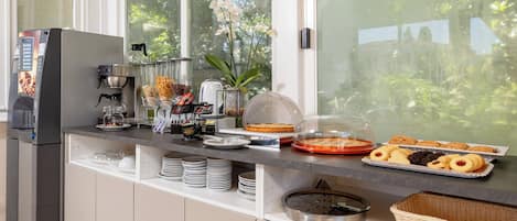 Tägliches Frühstücksbuffet (12.50 EUR pro Person)