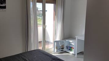 Camera Deluxe con letto matrimoniale o 2 letti singoli, balcone, vista mare | Biancheria da letto di alta qualità, minibar, una scrivania