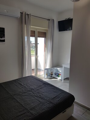 Deluxe Double or Twin Room, Balcony, Sea View | Premium bedding, minibar, desk, laptop workspace