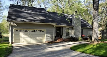 Executive home minutes to downtown Greenville, GHS, Swamp Rabbit Trail Sleeps 10