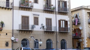 A multi-story building with balconies, air conditioning units, and satellite dishes. - Appartamento moderno alla Cala by Wonderful Italy (Palermo)