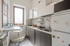 Apartment, 1 Bedroom | Private kitchen | Fridge, microwave, stovetop, espresso maker - Appartamento moderno alla Cala (Palermo)