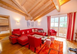 Attico Luxury, 4 camere da letto, vista montagna | Area soggiorno | TV a schermo piatto