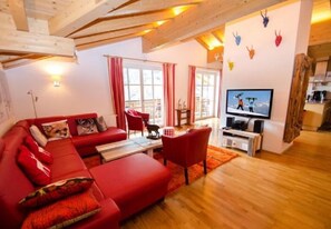 Luxury-Penthouse, 4 Schlafzimmer, Bergblick | Wohnbereich | Flachbildfernseher