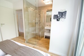 Penthouse, 3 Bedrooms (incl. 150€ + 12€ pp service fee) | Bathroom