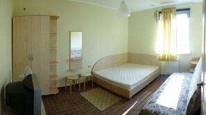 Desk, soundproofing, iron/ironing board, free WiFi