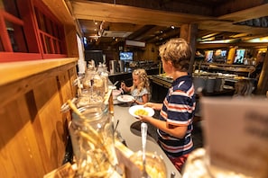 Buffet déjeuner servi tous les jours en supplément