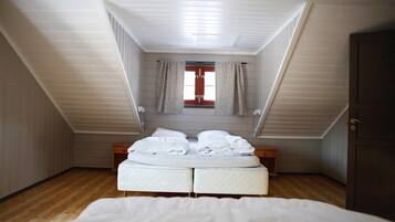 Familieleilighet (Midtgarden) | 1 soverom, skrivebord, barnesenger og ekstrasenger (mot et tillegg)