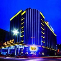 Fachada de la propiedad por la tarde o noche