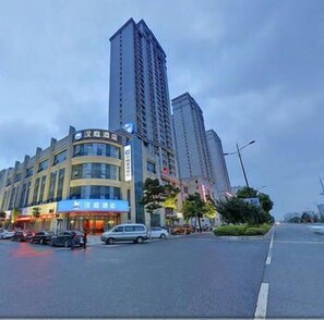 住宿正面 (夜晚)