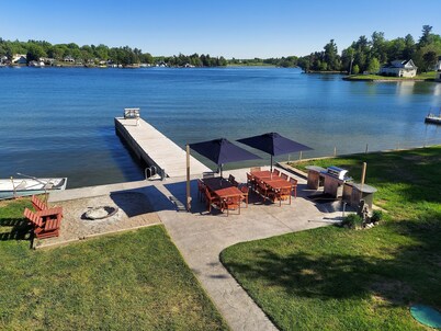 Magnificent 6-bedroom cottage on the water with spectacular views of the water