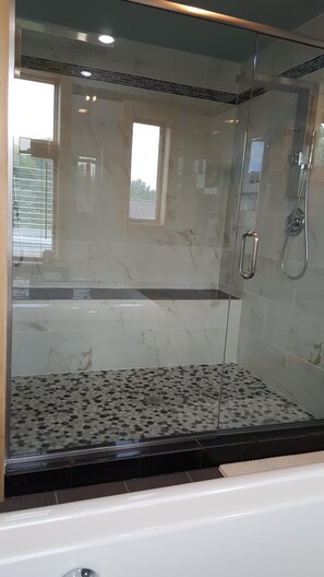 Combined shower/bathtub, jetted bath, hair dryer, towels - Magnificent 6-bedroom cottage on the water with spectacular views of the water   (Wellesley Island)
