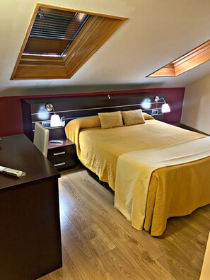 Double Room | Desk, soundproofing, free cribs/infant beds, rollaway beds - Hostal Doña Juana (Ávila)
