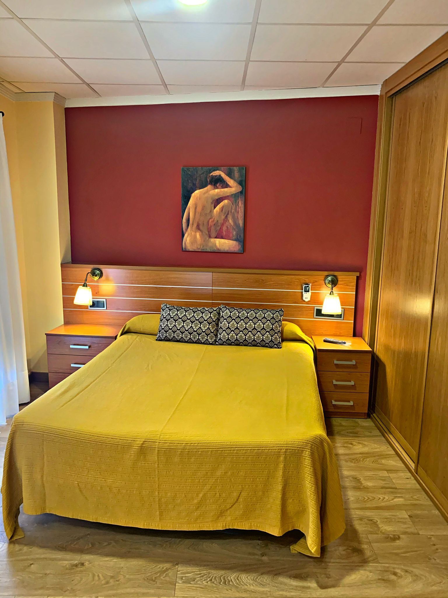 Tweepersoonskamer | Een bureau, geluiddichte muren, gratis babybedden