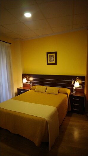 Double Room | Desk, soundproofing, free cribs/infant beds, rollaway beds - Hostal Doña Juana (Ávila)